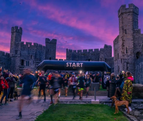 Start arch and lots of people running infront of castle